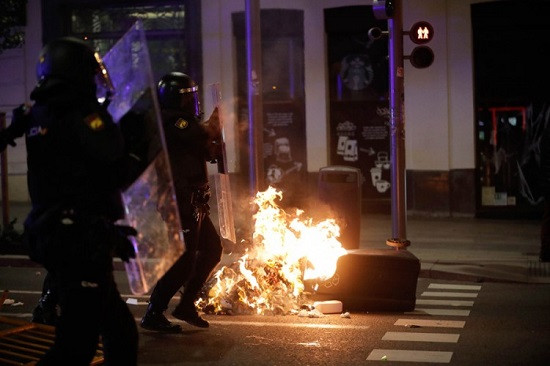 Ulice u Španiji kao ratna zona, protesti zbog mjera protiv COVID-19