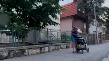 Muškarac viče na bebu u kolicima "Alo, mentolu, svi me gledaju zbog tebe ko retarda" (VIDEO)