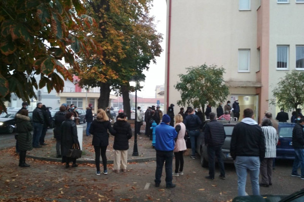 Gužve za testiranje na virus korona u Bijeljini