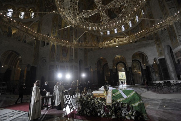 Pomen patrijarhu u Hramu na Vračaru tokom cijelog dana i noći