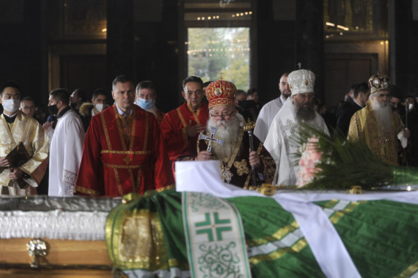 U SVEMU IMA MNOGO SIMBOLIKE Mnogi se pitaju zašto je kovčeg sa tijelom patrijarha PREKRIVEN ZELENIM PLAŠTOM