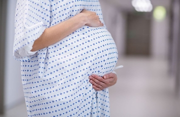 "Više nije majka nego RAĐAJUĆI RODITELJ": Bolnica u Britaniji naredila da se koriste rodno neutralni termini