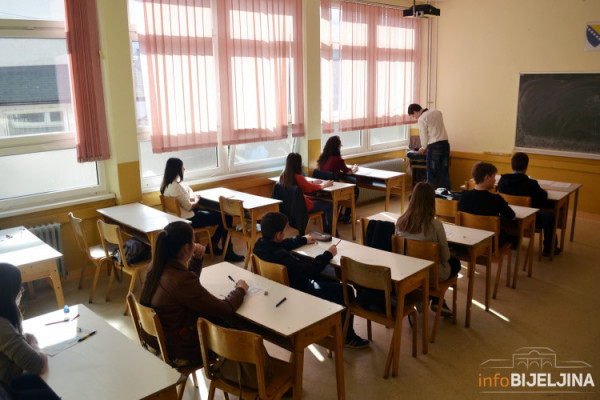 Učenici u RS ostaju u klupama do kraja polugodišta