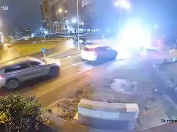 „Mercedes erlajns“: Automobil preletio dva vozila u kružnom toku (VIDEO)