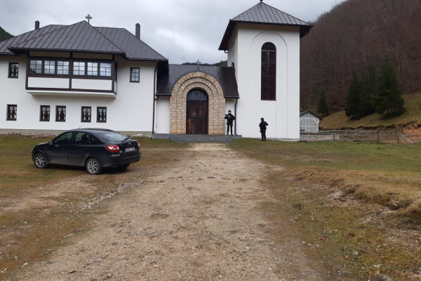 Oko manastira Glogovac brojni policajci, sumnja se da je ubica imao i pomagača