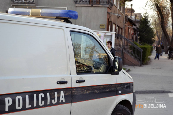 Troje povrijeđeno u udesu, saobraćaj obustavljen
