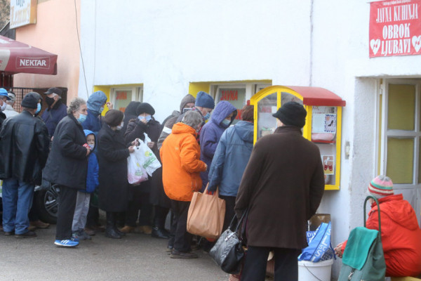 NA KAZANU I MAGISTAR, PJEVAČ, BIVŠA MISICA Nevjerovatne priče iz banjalučke javne kuhinje dokazuju da GLAD NE BIRA