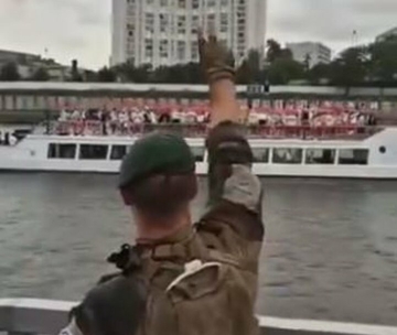 (VIDEO) Snajperista Aleksandar 2 sata stajao na mostu i čekao da Senom prođu srpski sportisti, A ONDA PODIGAO 3 PRSTA