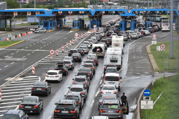 PUTNICI LJUTI Na Bregani se čeka po osam sati, gužve i na drugim granicama