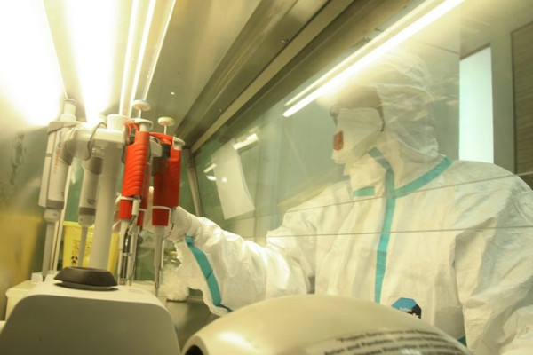 DRUGAČIJE REAGUJE NA VAKCINU Stručnjaci SZO u kontaktu sa Londonom zbog pojave NOVOG SOJA virusa korona