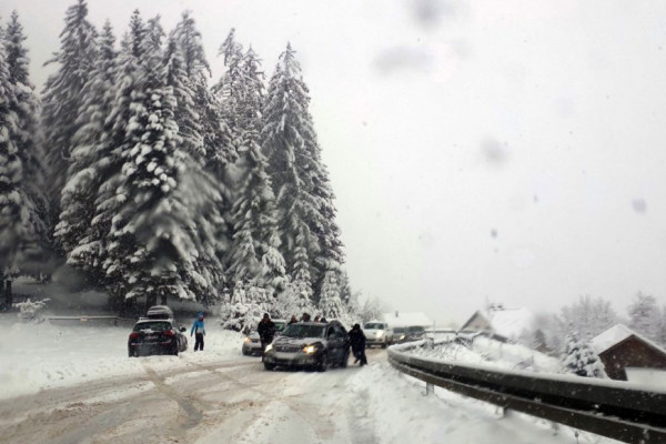 VISINA SNJEŽNOG POKRIVAČA OKO 30 CENTIMETARA Snijeg otežao saobraćaj prema Jahorini