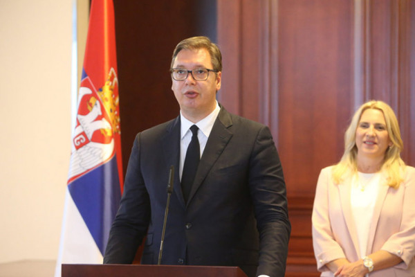 Vučić čestitao predsjednici Srpske Dan Republike