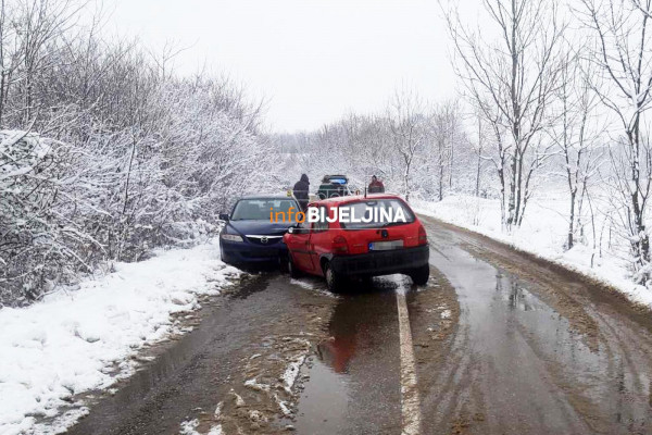 InfoBijeljina saznaje: Kod Bijeljine se vozilima sudarili svekar i snaha