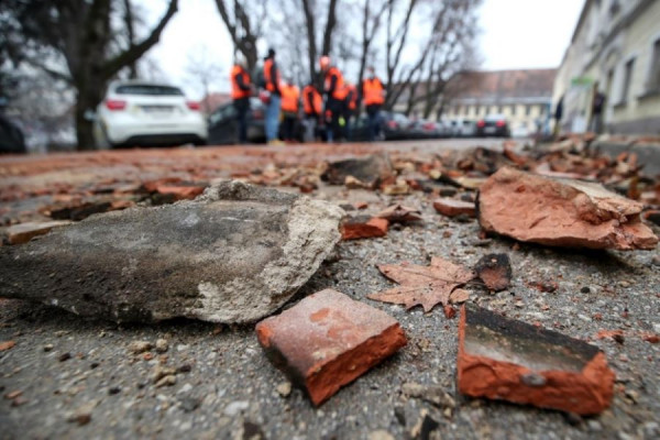 Poslije zemljotresa u Petrinji LJUDI SE SMRZAVAJU U KONTEJNERIMA: Ne smiju uključiti grijalice, nije odlučeno da li će PLAĆATI STRUJU