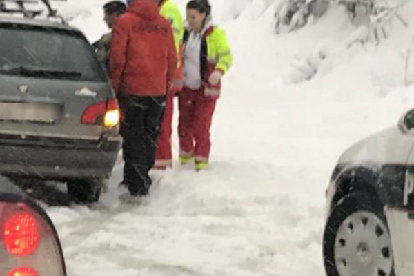 Teška saobraćajna nesreća: Auto udario u grtalicu, poginule dvije osobe