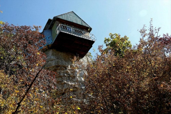 ČARDAK NI NA NEBU NI NA ZEMLJI USRED SRBIJE: Mika prije 40 godina napravio čudo!