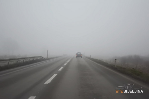 Smanjena vidljivost zbog magle, povremeni jaki udari vjetra