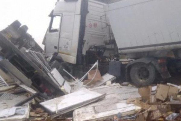 Žestok sudar dva kamiona i auta na putu Tuzla-Doboj, dvoje povrijeđeno