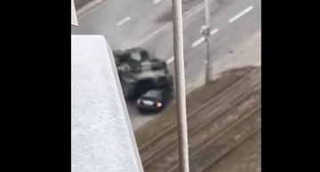 Uznemirujući snimak iz Kijeva, rusko oklopno vozilo gazi auto u pokretu