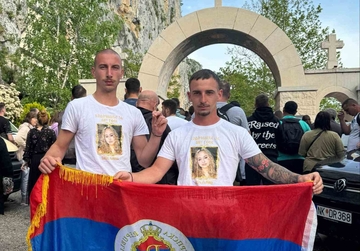 Bijeljinski hodočasnici stigli na Ostrog, pomolili se za zdravlje Ane Gole