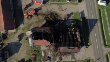 Veliki požar kod Bijeljine, izgorio objekat u kojem su bili kombajni i traktori (FOTO)