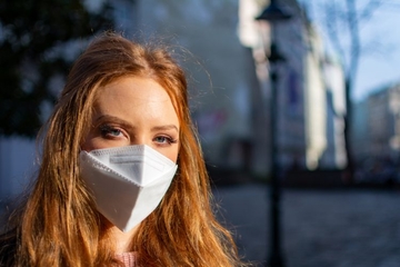 Razvili maske koje sijaju pod UV kada imaju trag kovida 19