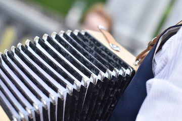 Otac i sin optuženi da su na krštenju pretukli muzičare