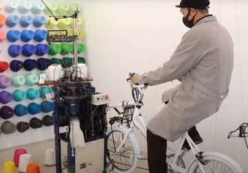 Novi izum Japanaca: Pletu čarape vozeći bicikl