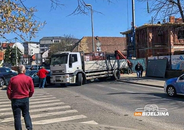 Sudar kamiona i auta usporio saobraćaj kroz centar Bijeljine