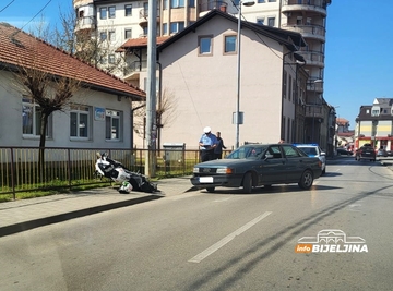 Nezgoda u Bijeljini: Motocikl se nakon sudara zakucao u ogradu