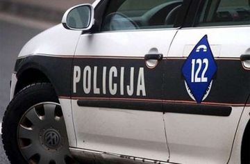 Zbog prodaje ulja kanabisa privedeni biznismen, manekenka i policajac, tragaju za političarem