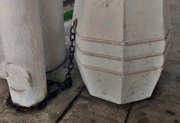 Originalna BORBA PROTIV LOPOVA u Bijeljini: Kanta za smeće VEZANA LANCEM za stub (FOTO)