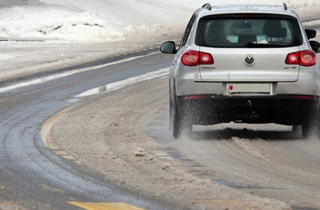 Snijeg i poledica na putevima, obustavljen saobraćaj na prevojima Rogoj i Morine
