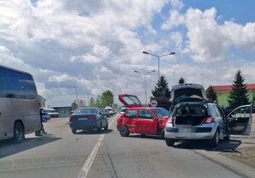 Bijeljina: Sudar autobusa i dva automobila (FOTO)