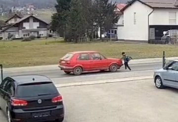 "Golfom" udario dječaka, odbacio ga dva metra (UZNEMIRUJUĆI VIDEO)