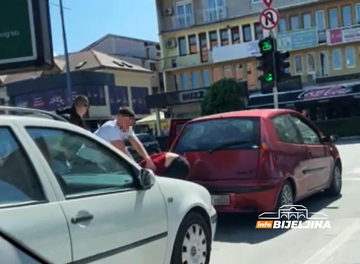 OBRAČUN u centru Bijeljine: Zbog saobraćaja SE POTUKLI kod semafora