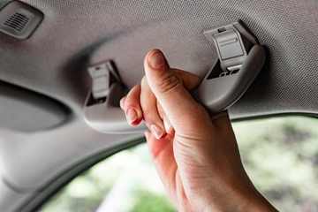 Da li znate kako se koristi ručka iznad prozora u automobilu?(VIDEO)