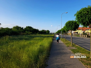 Komitska ulica ZARASLA U KOROV, šetači ogorčeni (FOTO)