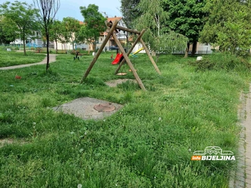 Bijeljinsko naselje Pet jezera: Na dječijem igralištu trava do koljena (FOTO)
