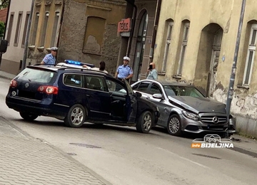Nezgoda u Bijeljini: Mercedes nakon sudara udario u stub