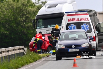TRAGEDIJA: Otac i kćerka poginuli u SUDARU u Bijeljini, automobil potpuno smrskan (FOTO)