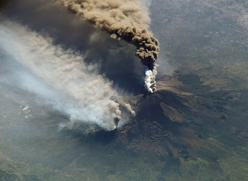 Etna opet proradila: Iz nove pukotine lava se sliva ka Mesini i Katanji (FOTO)