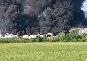 Veliki požar u fabrici stiropora kod Bihaća, crni oblak dima se nadvio nad gradom (VIDEO)