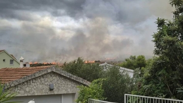 Veliki požar kod Šibenika, ljudi u panici bježe iz kampa