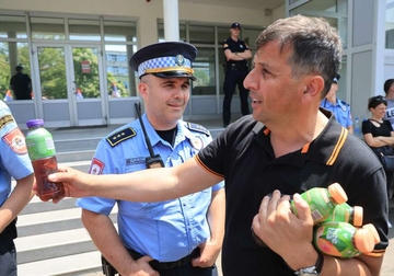 Vukanović ovim gestom oduševio prisutne ispred Okružnog suda u Banjaluci