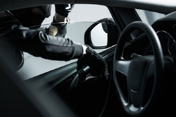Zvornik: Zatečen u krađi parfema iz automobila