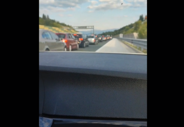 Srbin pokazao kako je zaobišao kolonu pred naplatnom rampom (VIDEO)