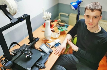 Počeo sa tatinom lemilicom: Osnovac iz Srbije već je pronalazač, pravi humanoidnog robota (FOTO)