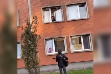 Zapjevao serenadu ispod prozora studentskog doma (VIDEO)