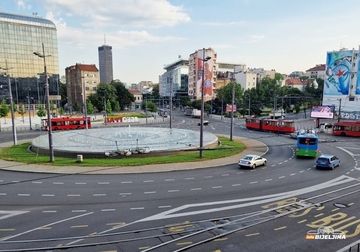 Atmosfera u Beogradu pred protest: Postavljene metalne ograde, zvaničnici apeluju na mir